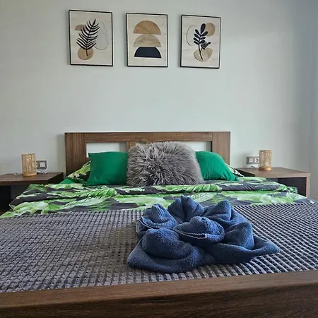 Happy Place Apartment